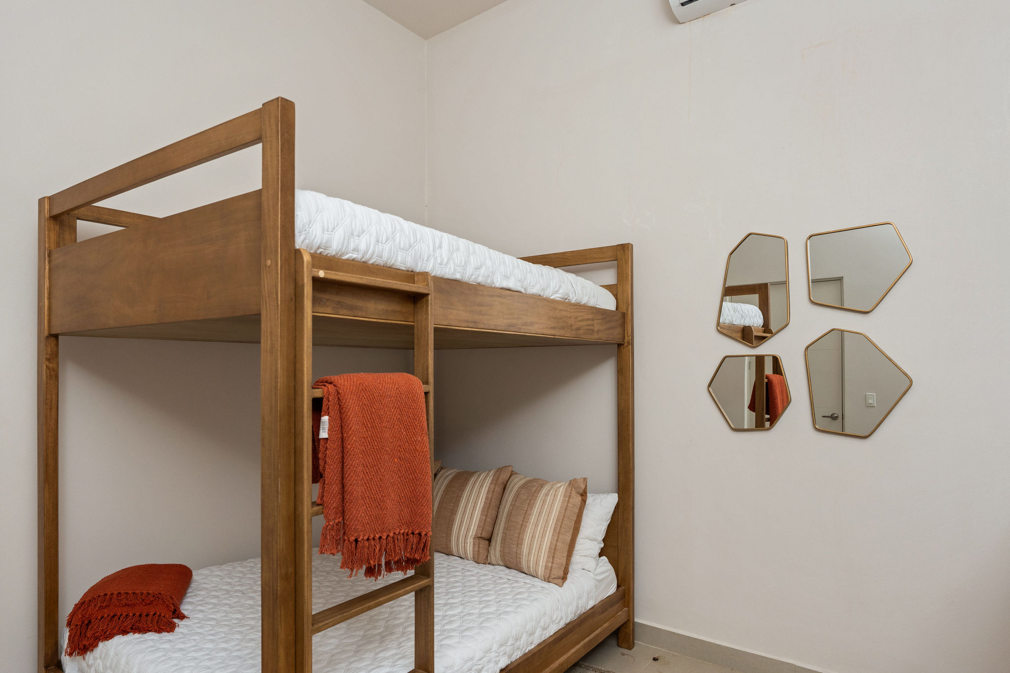 Bunk beds in a guest bedroom