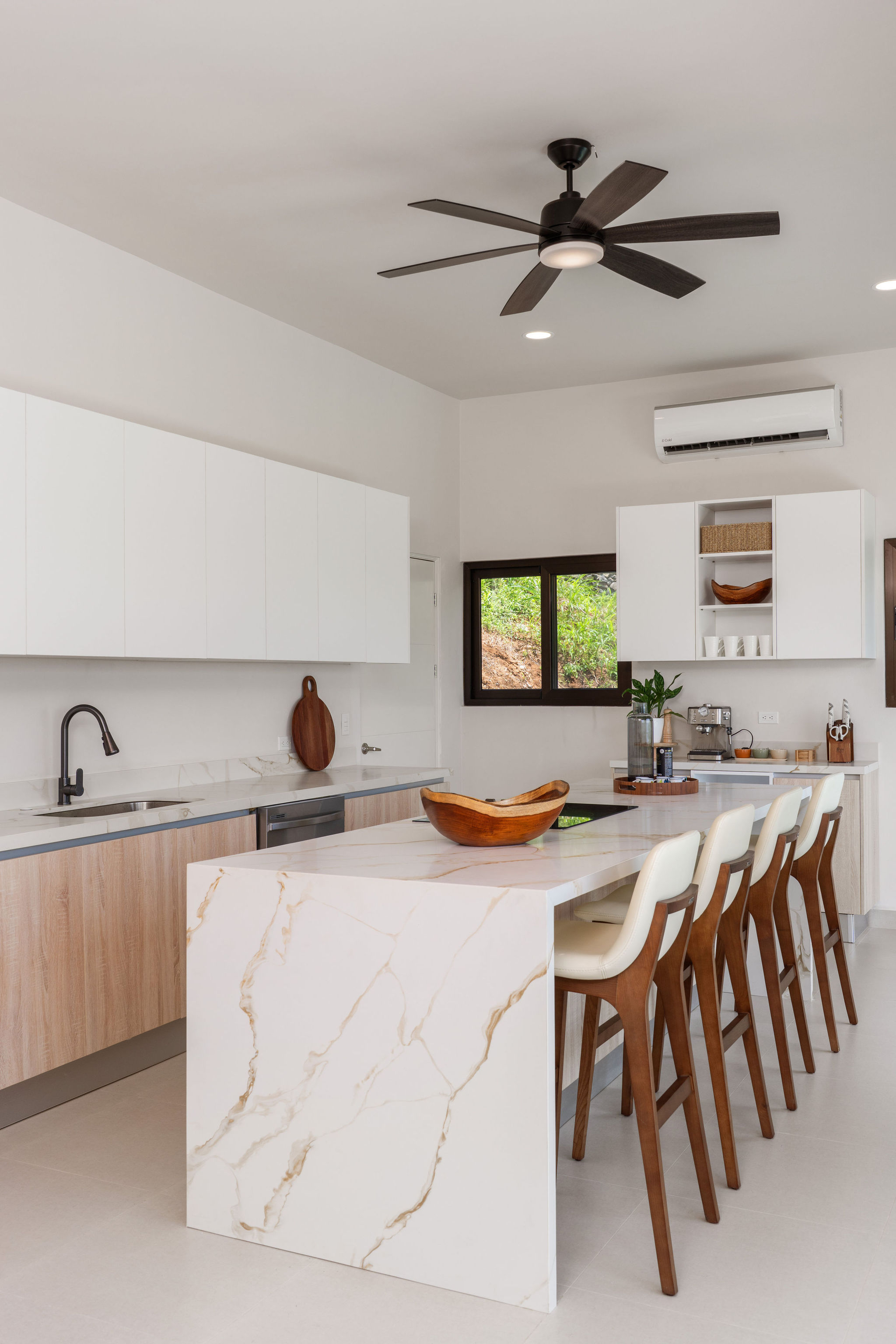 Kitchen island and seating in the open-plan kitchen